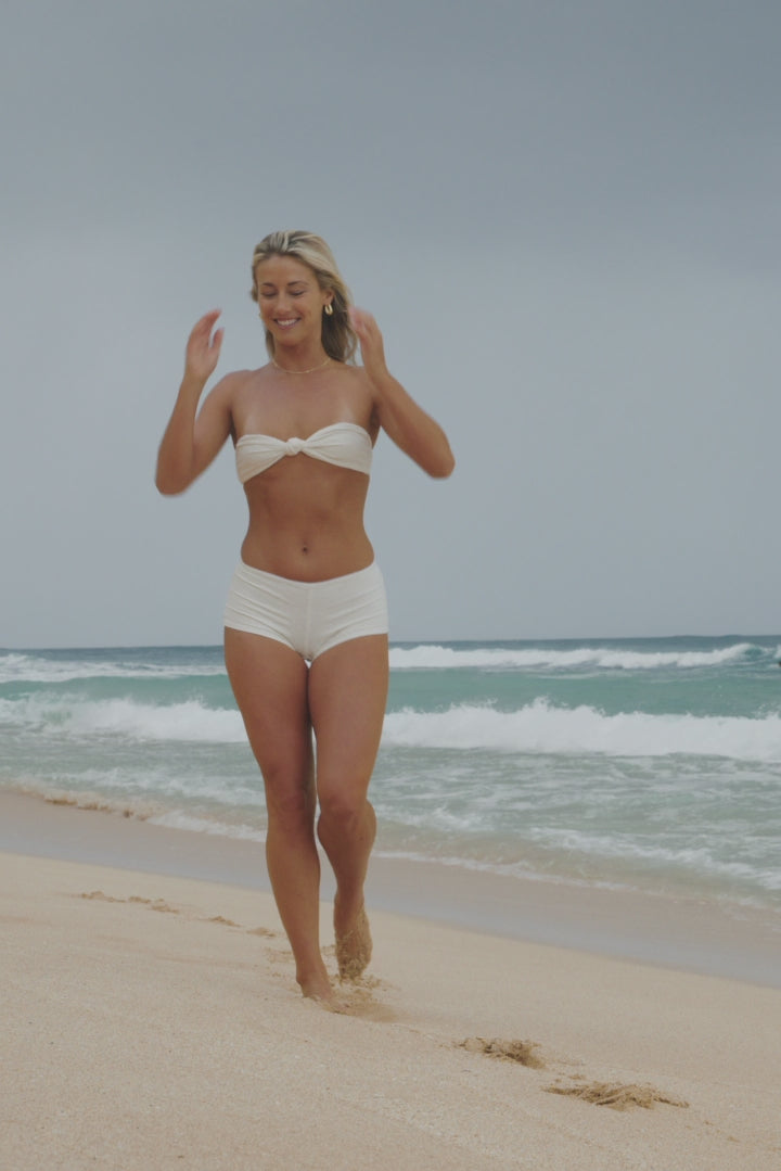 Darling Daisy Surfs Up Short - White | O'Neill