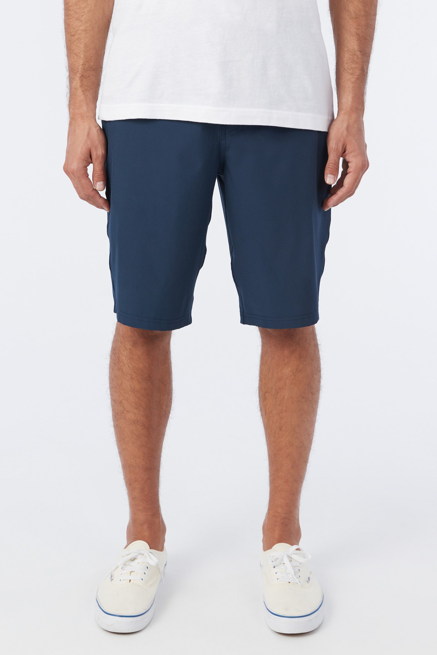 RESERVE SOLID 21" HYBRID SHORTS