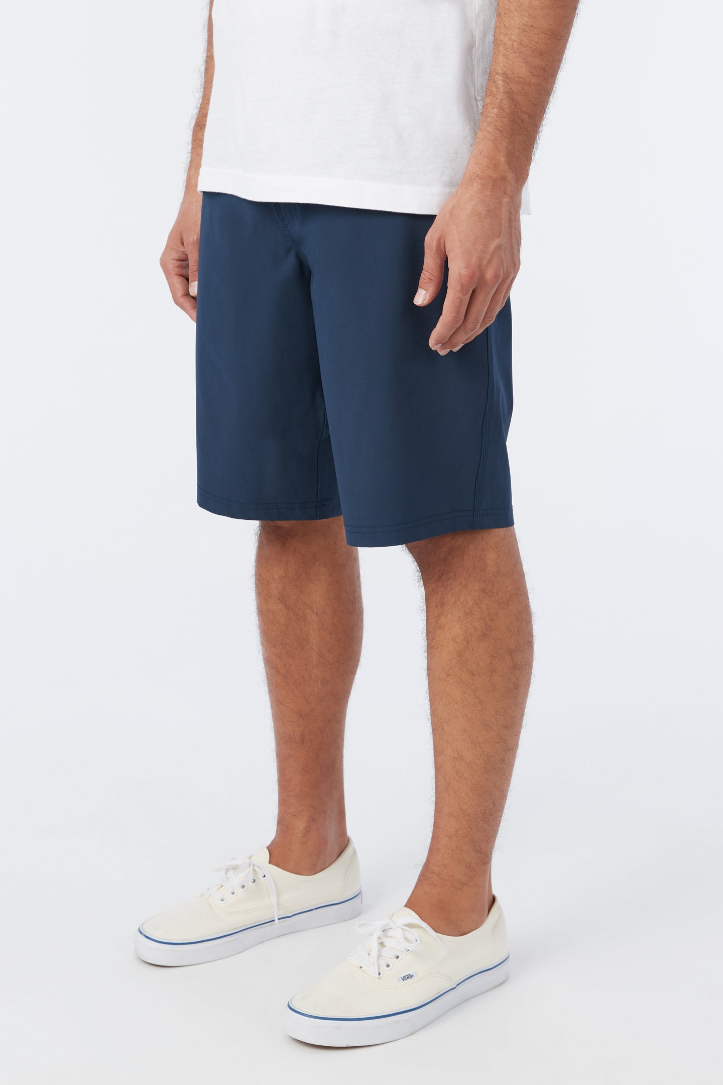 RESERVE SOLID 21" HYBRID SHORTS